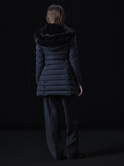 CAPEHORN ケープホーン SANTACRUZ ECOFUR ダウンコートを着用した女性の後ろ姿