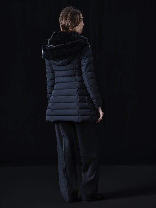 CAPEHORN ケープホーン SANTACRUZ ECOFUR ダウンコートを着用した女性の斜め後ろ姿