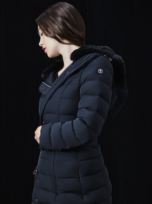 CAPEHORN ケープホーン SANTACRUZ ECOFUR ダウンコートを着用した女性のサイドアップ姿