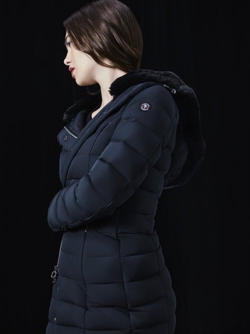 CAPEHORN ケープホーン SANTACRUZ ECOFUR ダウンコートを着用した女性の横姿