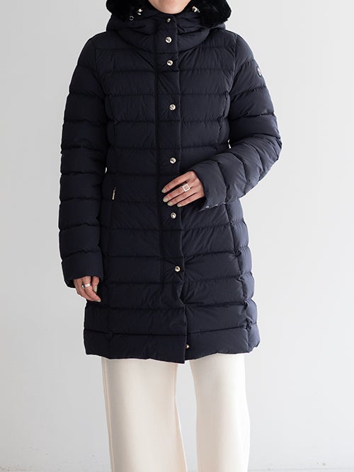 CAPEHORN ケープホーン SANTACRUZ ECOFUR ダウンコートを着用した女性の上半身ショット