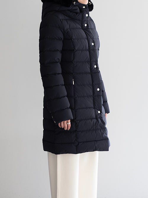 CAPEHORN ケープホーン SANTACRUZ ECOFUR ダウンコートを着用した女性のサイドからの着用姿