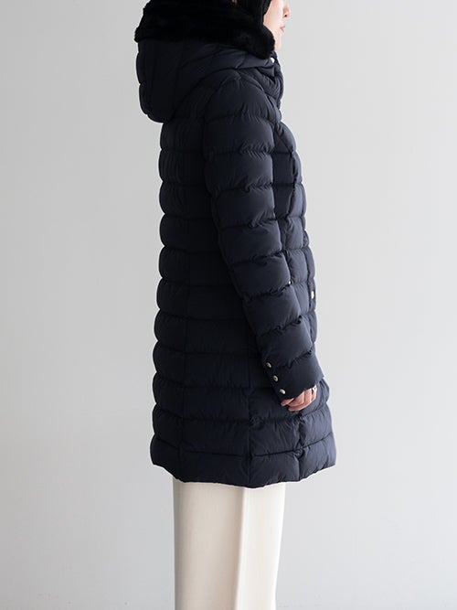 CAPEHORN ケープホーン SANTACRUZ ECOFUR ダウンコートを着用した女性の横からの全身姿