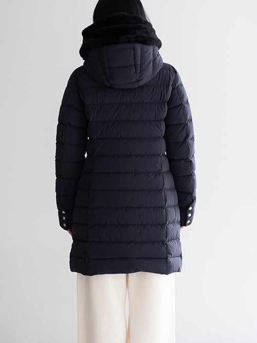 CAPEHORN ケープホーン SANTACRUZ ECOFUR ダウンコートを着用した女性の後ろ姿の着用姿