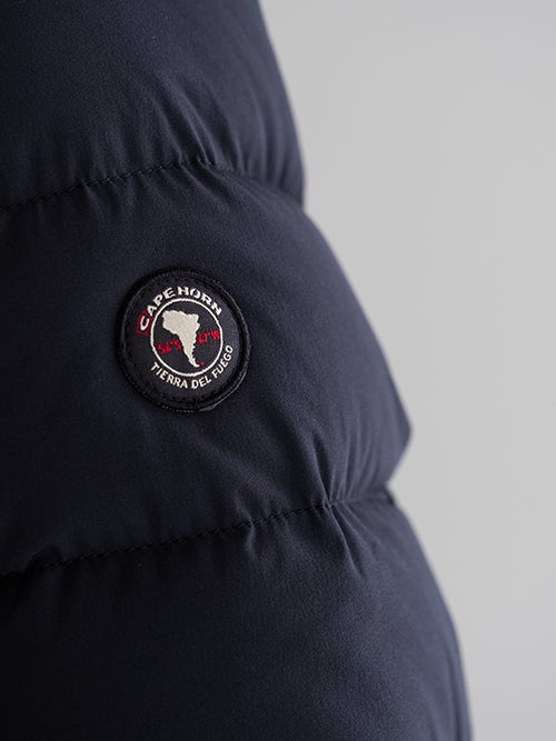 CAPEHORN ケープホーン SANTACRUZ ECOFUR ダウンコートの袖にあるブランドロゴワッペン