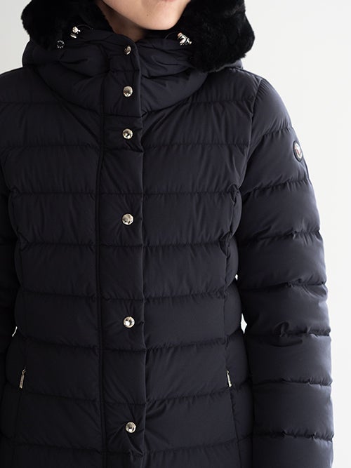 CAPEHORN ケープホーン SANTACRUZ ECOFUR ダウンコートの上半身アップ姿
