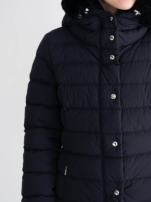 CAPEHORN ケープホーン SANTACRUZ ECOFUR ダウンコートの胸元・前立て部分のアップ姿