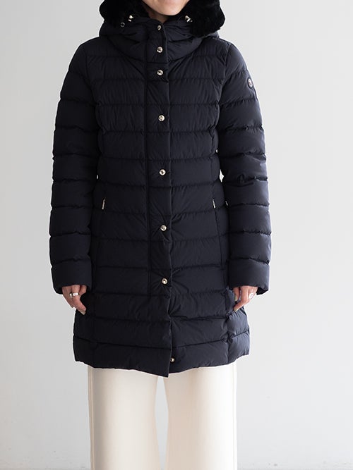 CAPEHORN ケープホーン SANTACRUZ ECOFUR ダウンコートを着用した女性のフロント姿