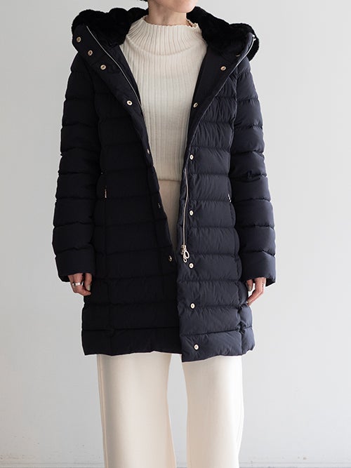 CAPEHORN ケープホーン SANTACRUZ ECOFUR ダウンコートを前開きで着用した女性の姿