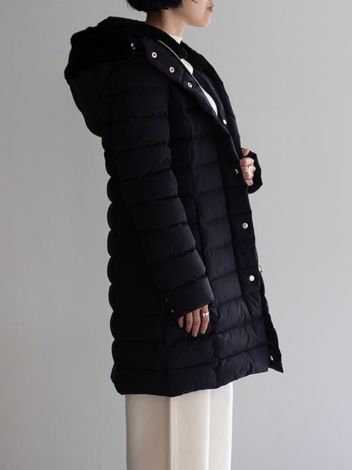 CAPEHORN ケープホーン SANTACRUZ ECOFUR ダウンコートを着用した女性の横姿