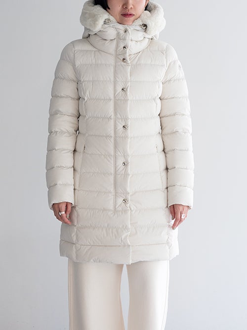 CAPEHORN ケープホーン SANTACRUZ ECOFUR ホワイトカラーのダウンコートを着用した女性の正面姿