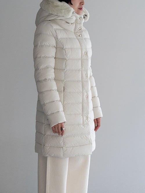 CAPEHORN ケープホーン SANTACRUZ ECOFUR ホワイトカラーのダウンコートを着用した女性のサイドからの姿