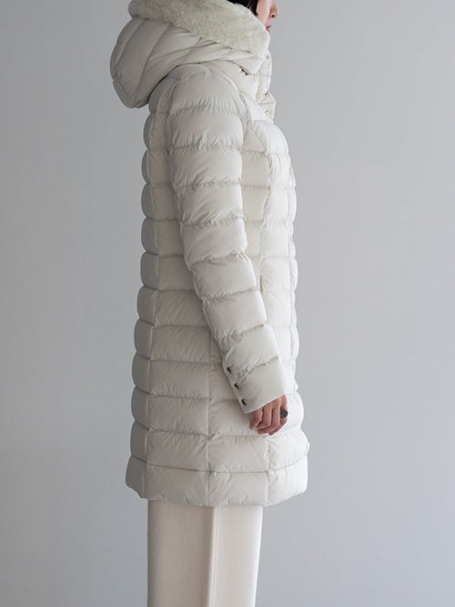 CAPEHORN ケープホーン SANTACRUZ ECOFUR ホワイトカラーのダウンコートを着用した女性の横からの全身姿