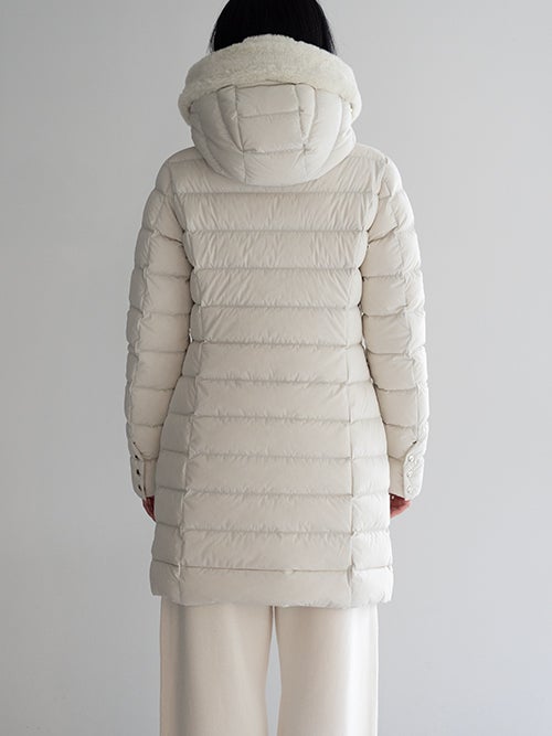 CAPEHORN ケープホーン SANTACRUZ ECOFUR ホワイトカラーのダウンコートを着用した女性の後ろ姿