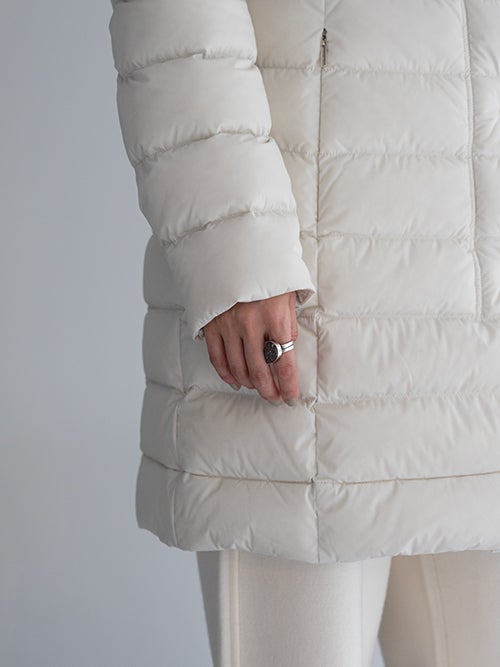 CAPEHORN ケープホーン SANTACRUZ ECOFUR ホワイトカラーのダウンコートの袖元・裾周りのアップ姿