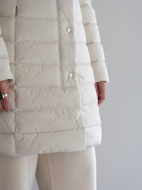 CAPEHORN ケープホーン SANTACRUZ ECOFUR ホワイトカラーのダウンコートのミドル丈・裾まわりのアップ姿