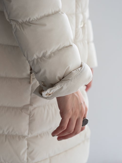 CAPEHORN ケープホーン SANTACRUZ ECOFUR ホワイトカラーのダウンコートの袖口折り返しデザインのアップ姿