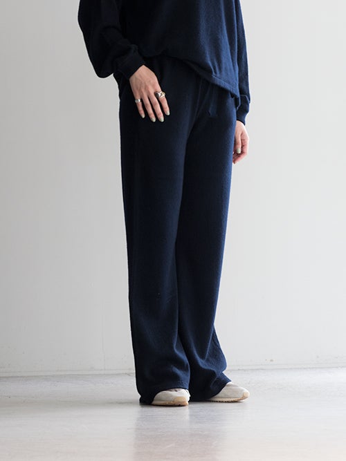 CROSSLEY クロスリー ネイビーのニットパンツを着用したコーディネート画像。上品な艶感とリラックス感のあるワイドシルエットが魅力のアイテム