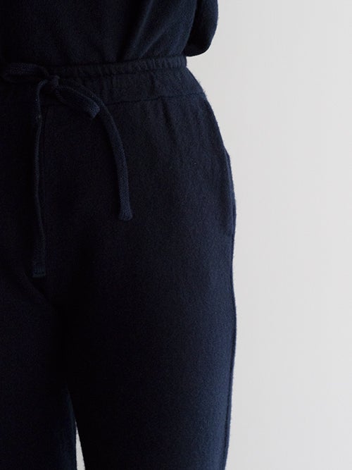 CROSSLEY クロスリー ネイビーのニットパンツ、ポケットとウエストまわりの質感をとらえたアップ画像。細部まで丁寧な仕上がりが伝わるアイテム
