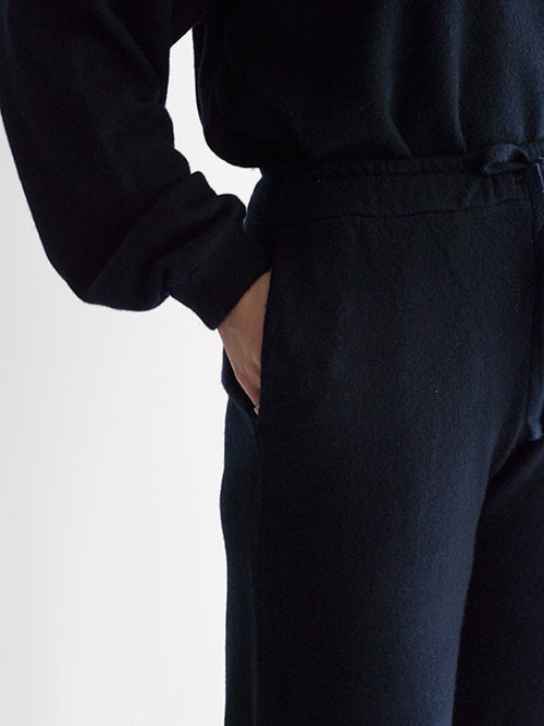 CROSSLEY クロスリー ネイビーのニットパンツ、ポケットに手を入れた状態を捉えた着用イメージ画像。リラックス感のある穿き心地が伝わるディテール