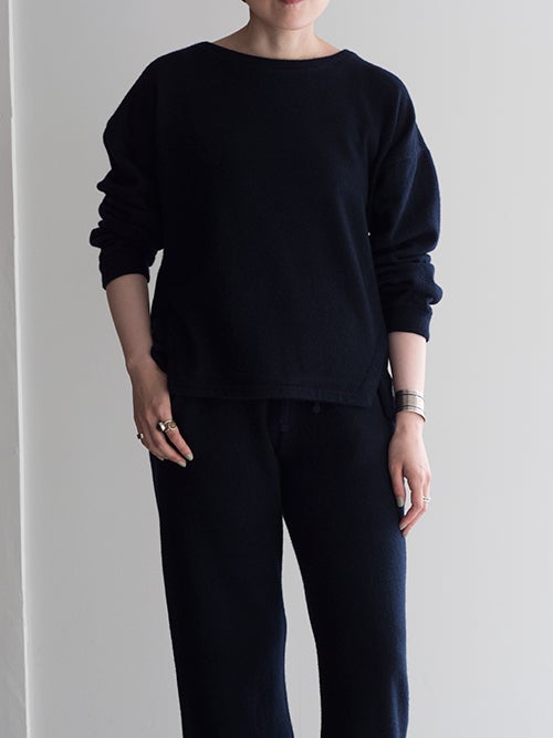 CROSSLEY クロスリー ネイビーのクルーネックニットソーを着用したコーディネート画像。すっきりとした首元の上品なデザインと、リラックス感のある着こなしが魅力のアイテム