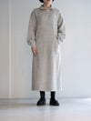 Kepani ハーフジップ裏起毛ロングワンピース グレー 正面全身コーディネート