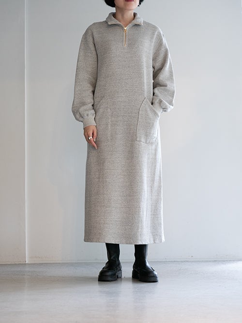Kepani ハーフジップ裏起毛ロングワンピース グレー 正面全身コーディネート