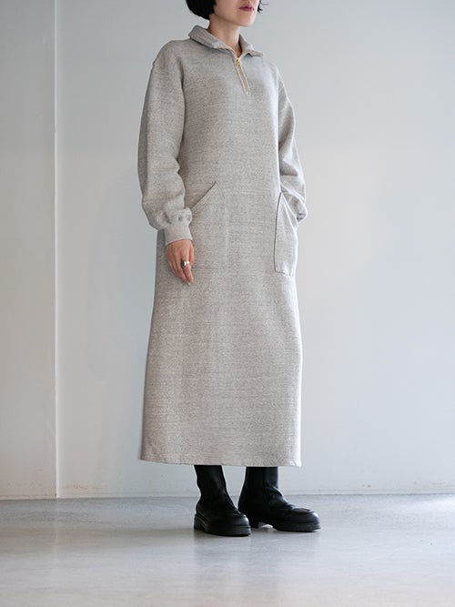 Kepani ハーフジップ裏起毛ロングワンピース グレー 斜め前方シルエット