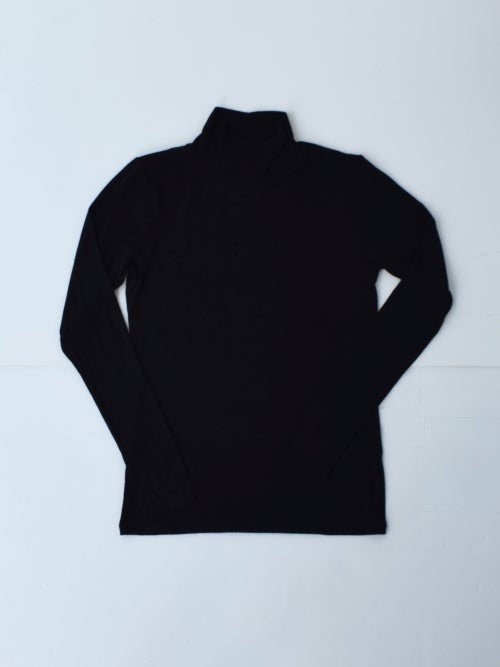 ブラックのタートルネック長袖カットソー（正面全体像）