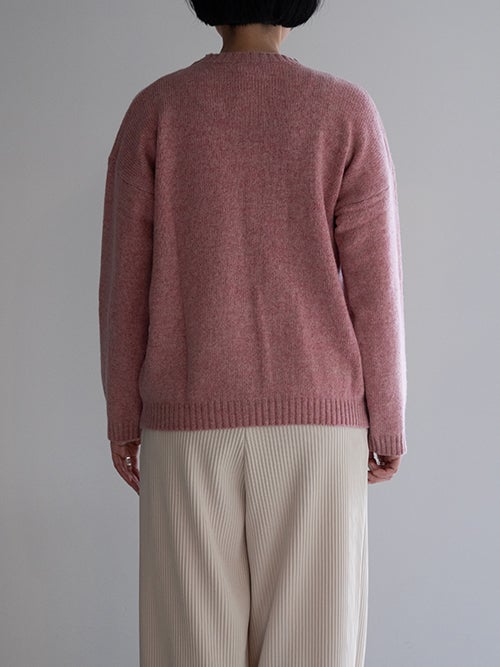 CROSSLEY クルーネックニット ピンク後ろからの着用シルエット