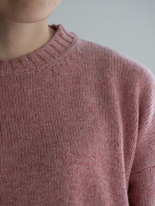 CROSSLEY クルーネックニット ネックラインのアップ