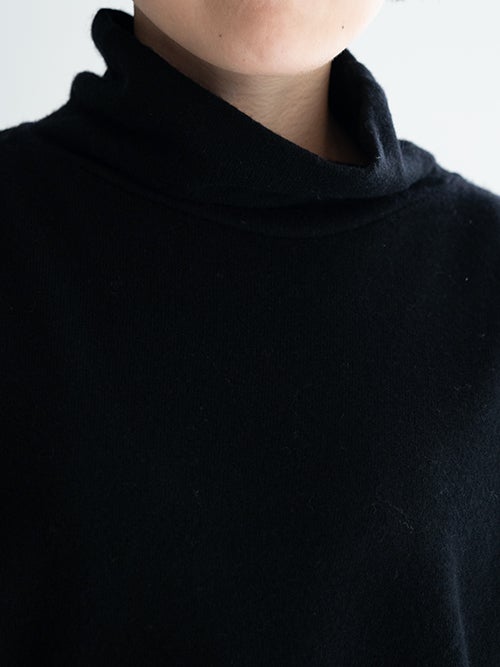 首元を上品に演出する黒のタートルネック部分のアップ