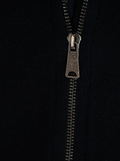 ネイビーのジャケットに使用されているジッパーの引き手と金属ファスナーのアップ