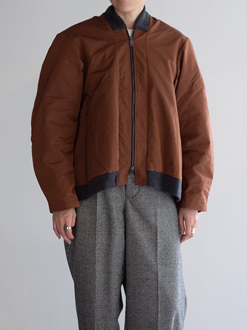 CROSSLEY ブラウンのジップアップブルゾンを着用した正面からのコーディネート全身カット
