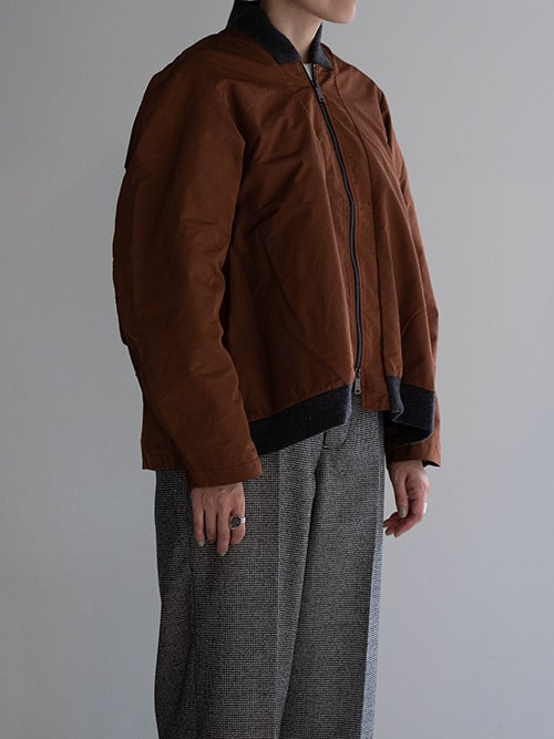 CROSSLEY ブラウンのブルゾンを着用した斜め前からのシルエット
