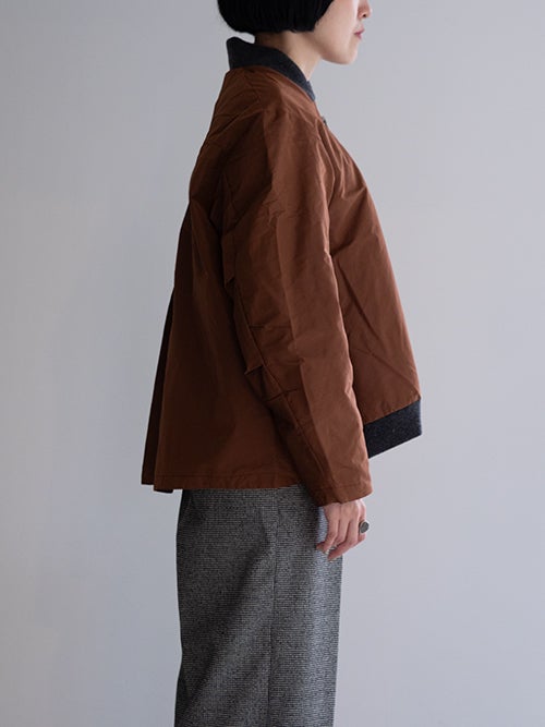 CROSSLEY ブルゾン着用の横からのシルエット、すっきりとした丈感